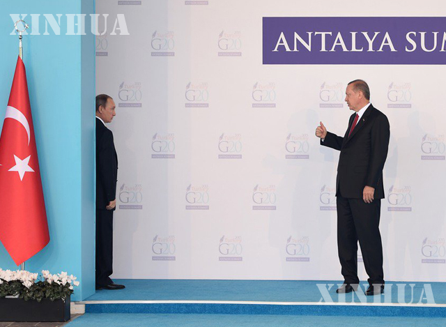 ရုရှားသမ္မတ ပူတင် (ဝဲ)နှင့် တူရကီသမ္မတ Recep Tayyip Erdogan (ယာ)တို့အား အခမ်းအနားတစ်ခုတွင် အတူတကွတွေ့ရစဉ် (ဆင်ဟွာ)