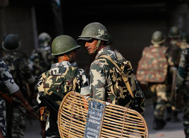 အခြေစိုက်စခန်းသို့ ပြန်သွားသည့် အိန္ဒိယ စစ်သားများအား တွေ့ရစဉ် (ဓာတ်ပုံ- အင်တာနက်)