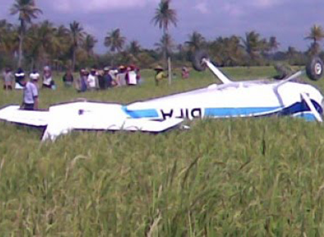 အင်ဒိုနီးရှားနိုင်ငံတွင် ပျက်ကျခဲ့သည့် လေယာဉ်ငယ်တစ်စီးအားတွေ့ရစဉ် (ဓါတ်ပုံ-အင်တာနက်)