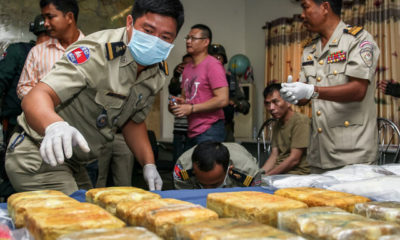 ကမ္ဘောဒီးယားနိုင်ငံ ရဲတပ်ဖွဲ့ က ဖမ်းဆီးရမိခဲ့သည့် မူးယစ်ဆေးဝါးများအားတွေ့ရစဉ် (ဓါတ်ပုံ-အင်တာနက်)