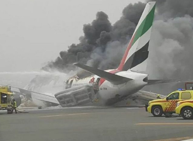 ဒူဘိုင်း လေဆိပ်တွင် အရေးပေါ် ဆင်းသက်ခဲ့ရသည့် Emirates လေကြောင်းမှ လေယာဉ်အား တွေ့ရစဉ် (ဓာတ်ပုံ- အင်တာနက်)