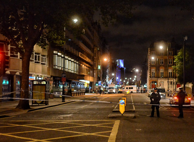 လန်ဒန်မြို့လယ်ရှိ Russell Square က အကြမ်းဖက် တိုက်ခိုက်မှု ဖြစ်ပွားခဲ့သည့် နေရာဝန်းကျင်၌ ရဲတပ်ဖွဲ့က လုံခြုံရေး ယူထားစဉ် (ဓာတ်ပုံ- အင်တာနက်)