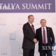 တူရကီသမ္မတ Recep Tayyip Erdogan(ဘယ်) နှင့် ရုရှားသမ္မတ ဗလာဒီမာ ပူတင်(ညာ) တို့ ၂၀၁၅ခုနှစ် နိုဝင်ဘာလတွင် တူရကီ၌ ပြုလုပ်ခဲ့သည့် G20 အစည်းအဝေးပွဲ၌ လက်ဆွဲနှုတ်ဆက်နေစဉ် (ဆင်ဟွာ)