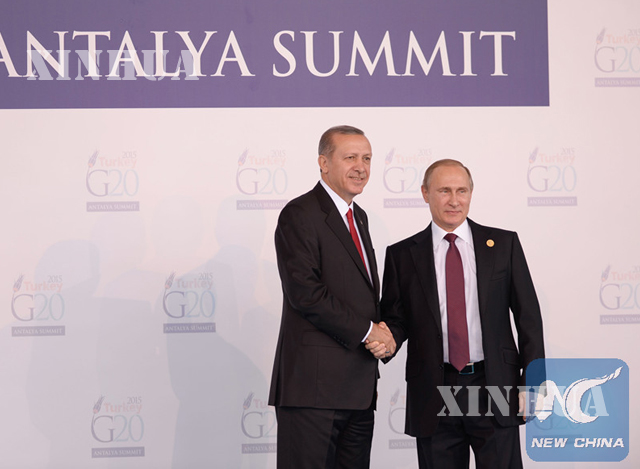 တူရကီသမ္မတ Recep Tayyip Erdogan(ဘယ်) နှင့် ရုရှားသမ္မတ ဗလာဒီမာ ပူတင်(ညာ) တို့ ၂၀၁၅ခုနှစ် နိုဝင်ဘာလတွင် တူရကီ၌ ပြုလုပ်ခဲ့သည့် G20 အစည်းအဝေးပွဲ၌ လက်ဆွဲနှုတ်ဆက်နေစဉ် (ဆင်ဟွာ)