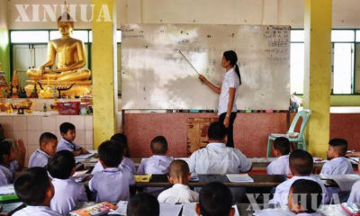 ထိုင်းနိုင်ငံ စမွတ်စခွန်ပြည်နယ် မဟာချိုင်ဒေသ ဝက်တပ်နောရာရတ်ကျောင်းဝင်းအတွင်း ဖွင့်လှစ်ထား သည့် စာသင်ကျောင်း တစ်ခု၌ ပညာသင်ကြားနေသည့် မြန်မာ ရွှေ့ပြောင်းလုပ်သားများ၏ ကလေးငယ်များအား ဇွန်လ ၁၆ ရက်က တွေ့ရစဉ် (ဆင်ဟွာ)