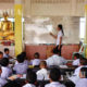 ထိုင်းနိုင်ငံ စမွတ်စခွန်ပြည်နယ် မဟာချိုင်ဒေသ ဝက်တပ်နောရာရတ်ကျောင်းဝင်းအတွင်း ဖွင့်လှစ်ထား သည့် စာသင်ကျောင်း တစ်ခု၌ ပညာသင်ကြားနေသည့် မြန်မာ ရွှေ့ပြောင်းလုပ်သားများ၏ ကလေးငယ်များအား ဇွန်လ ၁၆ ရက်က တွေ့ရစဉ် (ဆင်ဟွာ)