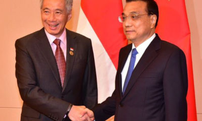 တရုတ်ဝန်ကြီးချုပ် လီခဲ့ချန် နှင့် စင်ကာပူဝန်ကြီးချုပ်လီရှန်လွန်း တို့နှစ်ဦးလက်ဆွဲနှုတ်ဆက်နေစဉ်(ဓာတ်ပုံ-အင်တာနက်)