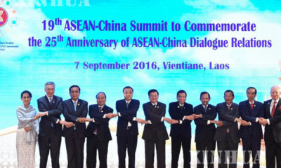 တရုတ်နိုင်ငံ ဝန်ကြီးချုပ် လီခဲ့ချန်နှင့် အာဆီယံ ခေါင်းဆောင်များအား ၁၉ ကြိမ်မြောက် အာဆီယံ-တရုတ် ထိပ်သီးအစည်းအဝေး၌ မှတ်တမ်း ဓာတ်ပုံ ရိုက်ကူးမှု ခံယူနေစဉ် (ဆင်ဟွာ)