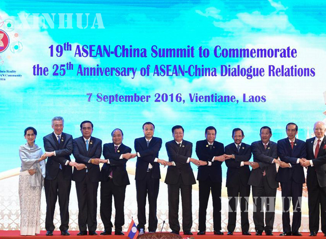တရုတ်နိုင်ငံ ဝန်ကြီးချုပ် လီခဲ့ချန်နှင့် အာဆီယံ ခေါင်းဆောင်များအား ၁၉ ကြိမ်မြောက် အာဆီယံ-တရုတ် ထိပ်သီးအစည်းအဝေး၌ မှတ်တမ်း ဓာတ်ပုံ ရိုက်ကူးမှု ခံယူနေစဉ် (ဆင်ဟွာ)