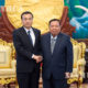 တရုတ်နိုင်ငံ ဝန်ကြီးချုပ် လီခဲ့ချန် နှင့် လာအိုနိုင်ငံ သမ္မတ ဘွန်ညံ ဗိုရာချစ် တို့ လက်ဆွဲနှုတ်ဆက်နေစဉ် (ဆင်ဟွာ)
