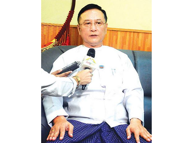 အကောက်ခွန်ဦးစီးဌာန ညွှန်ကြားရေးမှူးချုပ် ဦးထင်ကျော်မှ သတင်းမီဒီယာသို့ အင်တာဗျူးဖြေကြားနေစဉ်(ဓာတ်ပုံ-MOI)