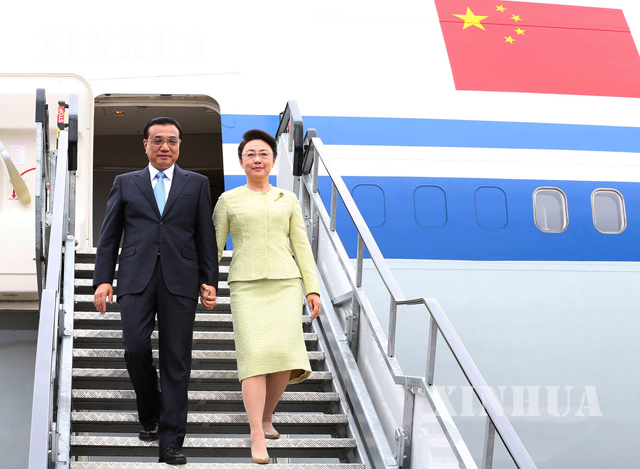 တရုတ်ဝန်ကြီးချုပ် လီခဲ့ချန် နှင့် ဇနီးဖြစ်သူ ချန်းဟုန် အား ခရီးစဉ် တစ်ခု၌ တွေ့ရစဉ် (ဆင်ဟွာ)