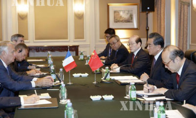 တရုတ် နိုင်ငံခြားရေး ဝန်ကြီး ဝမ်ရိနှင့် ပြင်သစ် နိုင်ငံခြားရေး ဝန်ကြီး Jean-Marc Ayrault တို့ အဖွဲ့ တွေ့ဆုံ ဆွေးနွေးနေကြစဉ် (ဆင်ဟွာ)