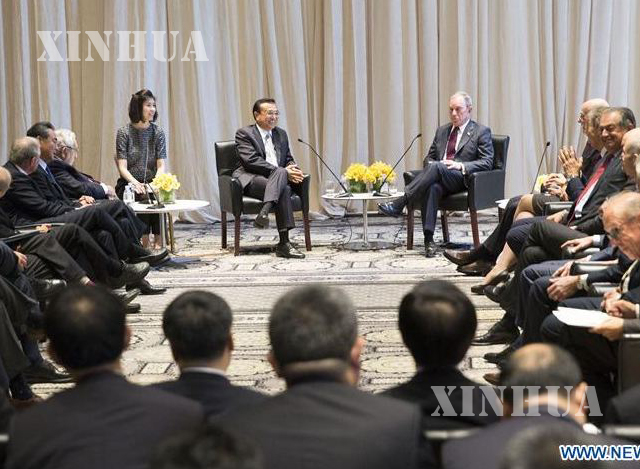 တရုတ် ဝန်ကြီးချုပ် လီခဲ့ချန်နှင့် အမေရိကန်ရှိ သြဇာအာဏာကြီးမားသူများတို့ နယူးယောက်တွင် တွေ့ဆုံနေစဉ် (ဆင်ဟွာ)