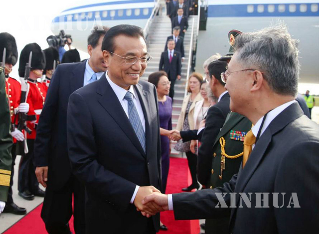 တရုတ် ဝန်ကြီးချုပ် လီခဲ့ချန်အား ကနေဒါနိုင်ငံမှ တာဝန်ရှိသူများက ကြိုဆိုနေစဉ် (ဆင်ဟွာ)