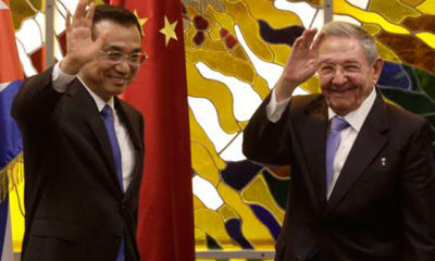 တရုတ်ဝန်ကြီးချုပ်လီခဲ့ချန်အား ကျူးဘား သမ္မတ Raul Castro နှင့်အတူတွေ့ရစဉ် (ဓါတ်ပုံ-အင်တာနက်)