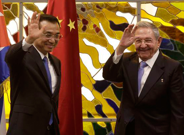 တရုတ်ဝန်ကြီးချုပ်လီခဲ့ချန်အား ကျူးဘား သမ္မတ Raul Castro နှင့်အတူတွေ့ရစဉ် (ဓါတ်ပုံ-အင်တာနက်)