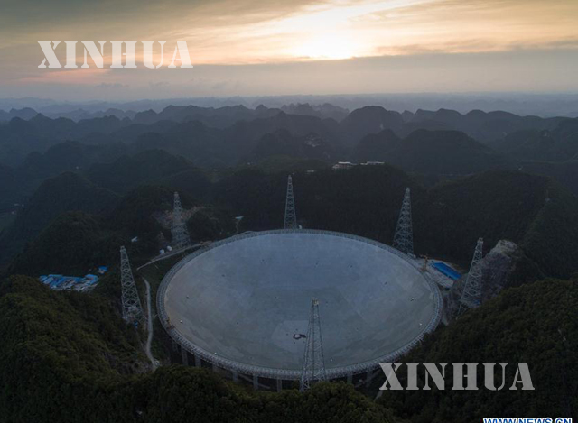 တရုတ်ရှိ ကမ္ဘာ့အကြီးဆုံး ရေဒီယိုတယ်လီစကုပ် အား ဝေဟင်မှ မြင်တွေ့ရစဉ် (ဆင်ဟွာ)