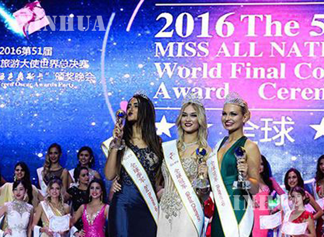 Miss All Nations ချန်ပီယံဆုရှင် မစ္စ လတ်ဗီးယား (လယ်)၊ ဒုတိယဆုရှင် သြစတြေးလျ အလှမယ် (ယာ) နှင့် တတိယဆုရှင် ဘရာဇီး အလှမယ် (ဝဲ) တို့အား တွေ့ရစဉ် (ဆင်ဟွာ)