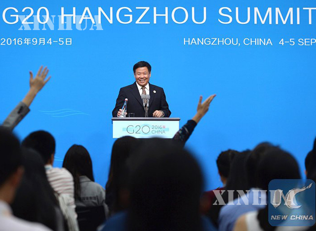 G20 ထိပ်သီးအစည်းအဝေးပွဲအကြို သတင်းစာရှင်းလင်းပွဲ၌ တရုတ်ဘဏ္ဍာရေးဝန်ကြီးဌာန ဒုတိယဝန်ကြီး Zhu Guanggyao အားတွေ့ရစဉ်(ဆင်ဟွာ)