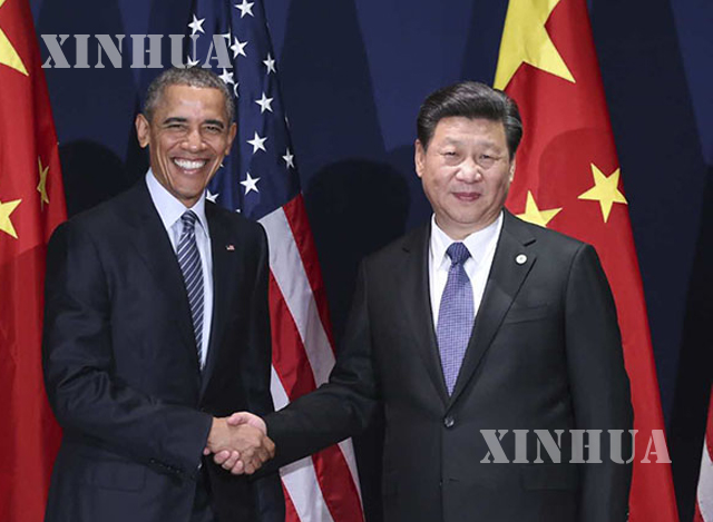 တရုတ်နိုင်ငံ သမ္မတ ရှီကျင့်ဖိန် (ယာ) နှင့် အမေရိကန် သမ္မတ ဘားရတ် အိုဘားမား (ဝဲ) တို့အား ၂၀၁၅ ခုနှစ် နိုဝင်ဘာလက ပဲရစ်မြို့တွင် တွေ့ရစဉ် (ဆင်ဟွာ)
