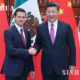 တရုတ်နိုင်ငံံသမ္မတ ရှီကျင့်ဖိန်နှင့် မက္ကဆီကိုနိုင်ငံသမ္မတ အန်းရစ်ပီနာနီအက်တို တို့အား G-20 အစည်းအဝေး၌ တွေ့ရစဉ် (ဆင်ဟွာ)