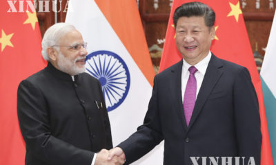 တရုတ်သမ္မတ ရှီကျင့်ဖိန် နှင့် အိန္ဒိယ ဝန်ကြီးချုပ် မိုဒီ တို့ G20 ထိပ်သီးအစည်းအဝေး၌ လက်ဆွဲနှုတ်ဆက်စဉ် (ဆင်ဟွာ)