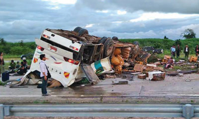ရန်ကုန်-မန္တလေး အမြန်လမ်းမကြီးတွင် ယာဉ်မတော်တဆမှုကြောင့် ကားတစ်စီး တိမ်းမှောက်နေစဉ်(ဓာတ်ပုံ-အင်တာနက်)