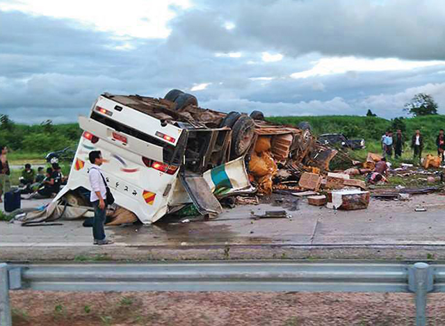 ရန်ကုန်-မန္တလေး အမြန်လမ်းမကြီးတွင် ယာဉ်မတော်တဆမှုကြောင့် ကားတစ်စီး တိမ်းမှောက်နေစဉ်(ဓာတ်ပုံ-အင်တာနက်)