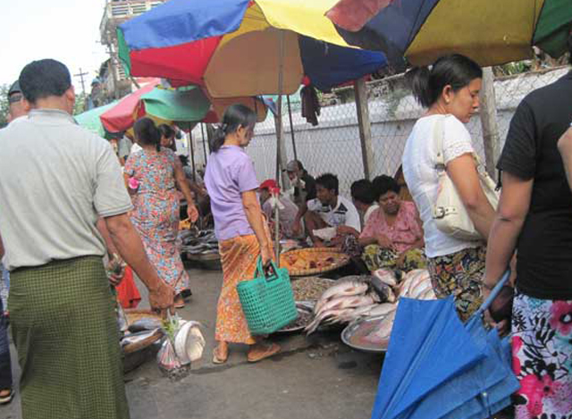 ရပ်ကွက်ဈေးတစ်ခုတွင် ဈေးဝယ်ယူနေသူများအားတွေ့ရစဉ် (ဓာတ်ပုံ-- အင်တာနက်)