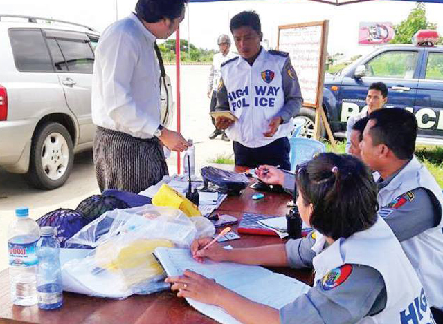 အမြန်လမ်းရဲတပ်ဖွဲ့မှ စစ်ဆေးနေစဉ် (ဓာတ်ပုံ-- အမြန်လမ်းရဲတပ်ဖွဲ့)