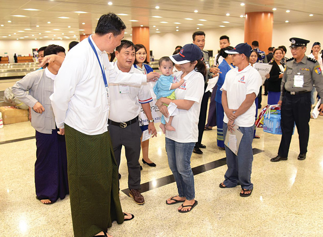 မလေးရှားနိုင်ငံမှ ဆဌမ အကြိမ် ပြန်လည် ခေါ်ယူခဲ့သည့် မြန်မာအလုပ်သမားများအား တွေ့ရစဉ်(ဓာတ်ပုံ-The Mirror Daily)