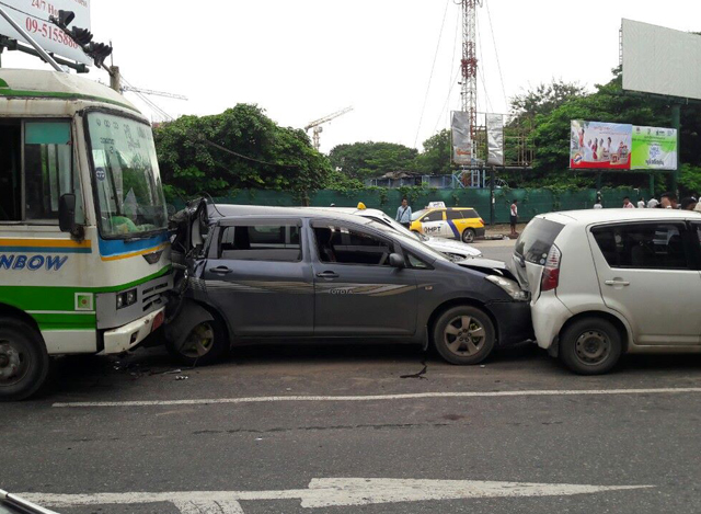 ယာဉ်ဆင့်တိုက်မှုဖြစ်စဉ်အားတွေ့ရစဉ် (ဓာတ်ပုံ-- Yangon Traffic Police)