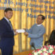 မြန်မာနိုင်ငံ ဆိုင်ရာ တရုတ်နိုင်ငံ သံအမတ်ကြီး မစ္စတာ ဟုန်လျန်က သာသနာရေးနှင့် ယဉ်ကျေးမှုဝန်ကြီးဌာန ပြည်ထောင်စု ဝန်ကြီး သူရ ဦးအောင်ကိုအား ပုဂံဘုရားများ ပြုပြင်ရန် ငွေလှူဒါန်းနေစဉ် (ဆင်ဟွာ)
