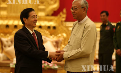 မြန်မာ နိုင်ငံ သမ္မတ ဦးထင်ကျော် နှင့် တရုတ် နိုင်ငံ ပြည်သူ့လုံခြုံရေးဝန်ကြီးဌာန ဝန်ကြီး ကော်စိမ်းခွန်း လက်ဆွဲနှုတ်ဆက်နေစဉ်(ဆင်ဟွာ)