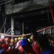 မီးလောင်သွားသည့် အဆောက်အဦမှ ပြုတ်ကျလုနီး ဖြစ်နေသည့် ပိုက်လိုင်းအားစေတနာ့ ဝန်ထမ်းများနှင့် နေထိုင်သူများက မတင်ထားစဉ် (ဓာတ်ပုံ-အင်တာနက်)