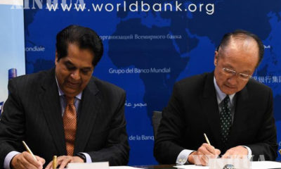 ကမ္ဘာ့ဘဏ် ဥက္ကဋ္ဌ ဂျင်ယောင်ကင် (ယာ) နှင့် New Development Bank ဥက္ကဋ္ဌ K.V. Kamath (ဝဲ) တို့က စက်တင်ဘာလ ၉ ရက်တွင် အမေရိကန်နိုင်ငံ ဝါရှင်တန် ဒီစီ၌ နားလည်မှု စာချွန်လွှာ လက်မှတ်ရေးထိုးနေစဉ် (ဆင်ဟွာ)