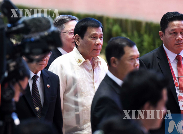 အာဆီယံထိပ်သီးအစည်းအဝေးသို့တက်ရောက်လာသော ဖိလစ်ပိုင်နိုင်ငံ သမ္မတ ဒူတာတေးအားတွေ့ရစဉ် (ဆင်ဟွာ)