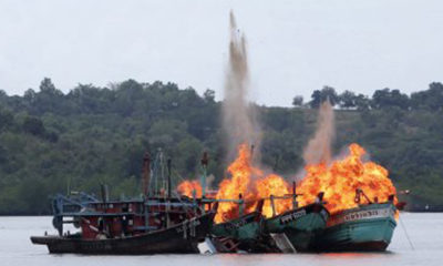 အင်ဒိုနီးရှား ဘာလီရေပြင်တွင် အမြန်သင်္ဘော ပေါက်ကွဲနေခြင်းအား တွေ့ရစဉ် (ဓာတ်ပုံ- အင်တာနက်)