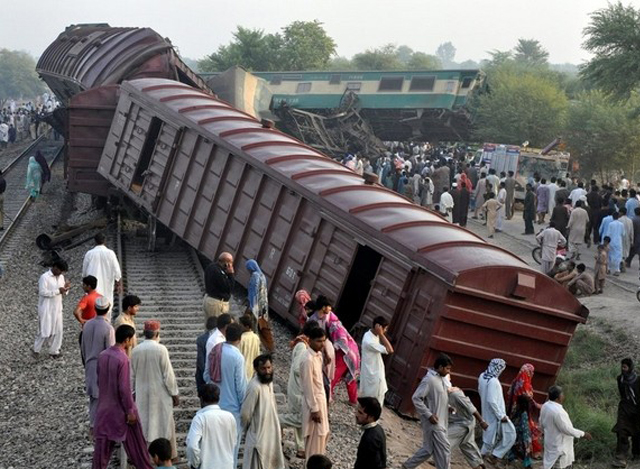 ပါကစ္စတန်အလယ်ပိုင်းတွင် တိုက်မိခဲ့သည့် ရထားနှစ်စင်းအားတွေ့ရစဉ် (ဓါတ်ပုံ-အင်တာနက်)