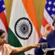 အမေရိကန်နိုင်ငံခြားရေးဝန်ကြီး(ယာ) နှင့် အိန္ဒိယနိုင်ငံခြားရေးဝန်ကြီး(ဝဲ) တို့အား အတူတကွတွေ့ရစဉ်(ဓာတ်ပုံ-အင်တာနက်)