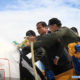 ရုရှားနိုင်ငံမှ ဝယ်ယူခဲ့သော ပို့ဆောင်ရေးလေယာဉ်ပေါ်မှ လက်ပြနှုတ်ဆက်နေသည့် ထိုင်းဝန်ကြီးချုပ် ပရာယွတ်အားတွေ့ရစဉ် (ဆင်ဟွာ)