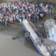 အိန္ဒိယနိုင်ငံ ဘီဟာပြည်နယ်၌ စက်တင်ဘာလ ၁၉ ရက်က တိမ်းမှောက်သွားသော ဘတ်စ်ကားအားတွေ့ရစဉ်(ဆင်ဟွာ)