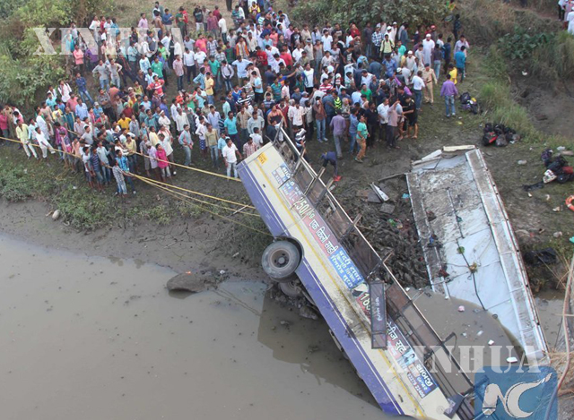 အိန္ဒိယနိုင်ငံ ဘီဟာပြည်နယ်၌ စက်တင်ဘာလ ၁၉ ရက်က တိမ်းမှောက်သွားသော ဘတ်စ်ကားအားတွေ့ရစဉ်(ဆင်ဟွာ)