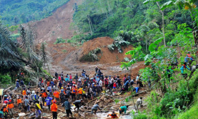 အင်ဒိုနီးရှားနိုင်ငံ၌ ဖြစ်ပွားလျက်ရှိသော မြေပြိုမှုတစ်ခုအားတွေ့ရစဉ်(ဓာတ်ပုံ-အင်တာနက်)