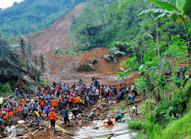 အင်ဒိုနီးရှားနိုင်ငံ၌ ဖြစ်ပွားလျက်ရှိသော မြေပြိုမှုတစ်ခုအားတွေ့ရစဉ်(ဓာတ်ပုံ-အင်တာနက်)