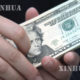 အမေရိကန် ဒေါ်လာများအား တွေ့ရစဉ် (ဆင်ဟွာ)
