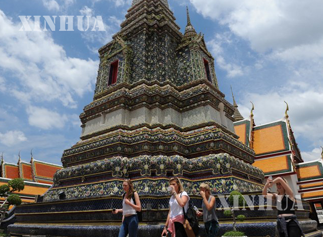 ဘန်ကောက်မြို့ရှိ မြဘုရားကို လာရောက်လည်ပတ်နေကြသည့် ကမ္ဘာလှည့်ခရီးသွားများအားတွေ့ရစဉ်(ဆင်ဟွာ)