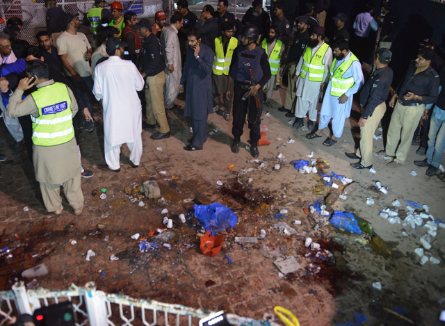 ပါကစ္စတန်တွင် ဗုံးပေါက်ကွဲမှု တစ်ခုအား တွေ့ရစဉ် (ဓာတ်ပုံ- အင်တာနက်)