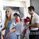 ရုရှားစင်းလုံးငှား လေယာဉ်ပေါ်တွင် လိုက်ပါလာကြသည့် ခရီးသည်များအား လေယာဉ်အမှုထမ်းများက နှုတ်ဆက်နေကြစဉ်(ဆင်ဟွာ)